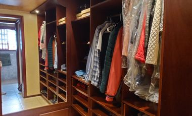 ESPACIOSA CASA de 5 Dormitorios EN VENTA ubicada a pocos pasos de la Av de las Américas y Puertas del Sol