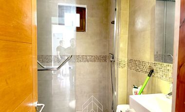 Casa de alto estándar 6D + quincho + piscina + vistas