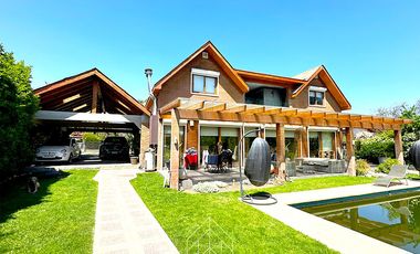 Casa de alto estándar 6D + quincho + piscina + vistas