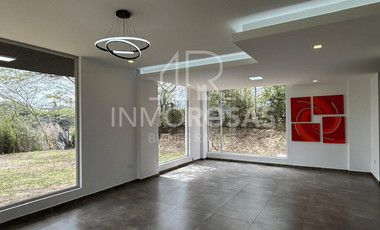Moderna Casa en Nayón $1.800 (Incl.alícuota-Serv. Básicos)Entorno natural-moderno