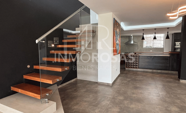 Moderna Casa en Nayón $1.800 (Incl.alícuota-Serv. Básicos)Entorno natural-moderno
