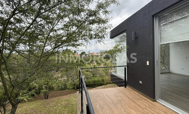 Moderna Casa en Nayón $1.800 (Incl.alícuota-Serv. Básicos)Entorno natural-moderno