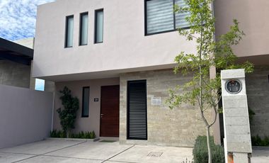 CASA DE DOS PLANTAS EN CONDOMINIO