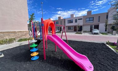 CASA DE DOS PLANTAS EN CONDOMINIO