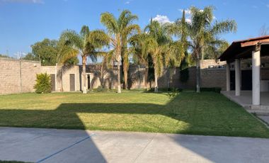 VENTA DE TERRENO CON JARDIN AL PONIENTE DE LA CIUDAD