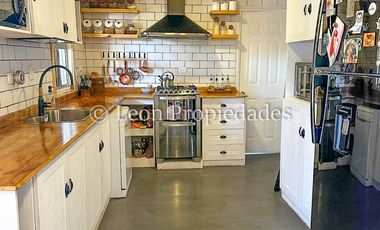 Leon Propiedades vende parcela con casa en sector Hornitos, Curacaví.