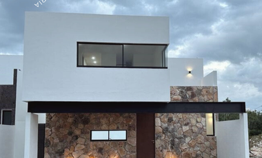 Casa en venta en Mérida con alberca privada y amenidades.