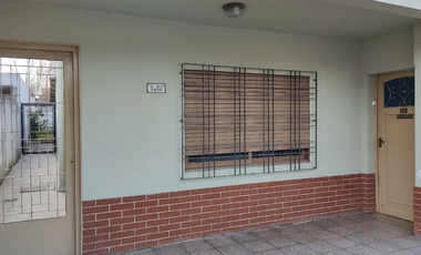 Casa al frente 4 ambientes Isidro Casanova