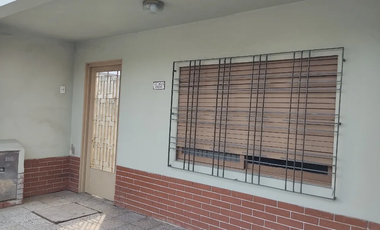 Casa al frente 4 ambientes Isidro Casanova