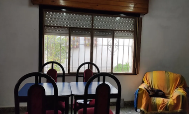 Casa al frente 4 ambientes Isidro Casanova