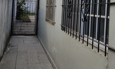Casa al frente 4 ambientes Isidro Casanova