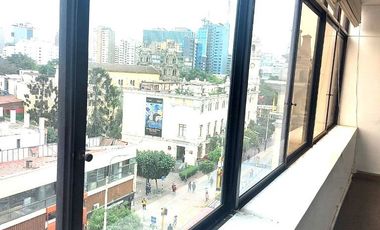 VENDO OFIC+EST. EN MIRAFLORES CON VISTA A LA MUNICIPALIDAD Y PARQUE KENNEDY