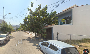 Casa en colonia Fovissste Puerto Vallarta, Jalisco. Con 2 recamaras y 175m2. Muy cerca de la Macroplaza Puerto Vallarta, y a 10 Minutos de Playa Los T
