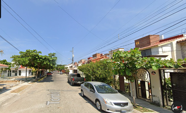 Casa en colonia Fovissste Puerto Vallarta, Jalisco. Con 2 recamaras y 175m2. Muy cerca de la Macroplaza Puerto Vallarta, y a 10 Minutos de Playa Los T
