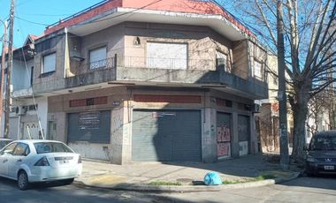 VENTA CASA 5 AMBIENTES CON LOCAL EN PLANTA BAJA