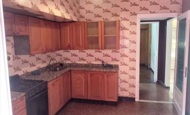 VENTA CASA 5 AMBIENTES CON LOCAL EN PLANTA BAJA