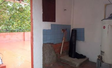 VENTA CASA 5 AMBIENTES CON LOCAL EN PLANTA BAJA