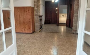 VENTA CASA 5 AMBIENTES CON LOCAL EN PLANTA BAJA