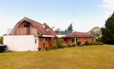 En Terreno plano con Hermosos Jardines y Zonas Verdes