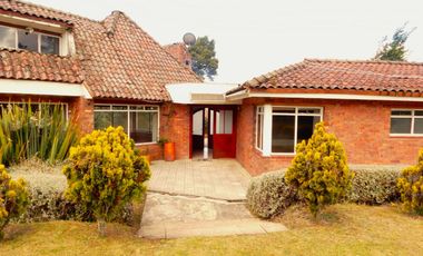 En Terreno plano con Hermosos Jardines y Zonas Verdes