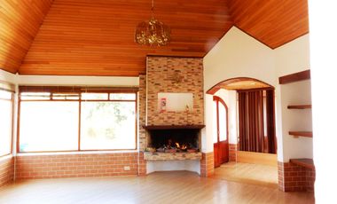 En Terreno plano con Hermosos Jardines y Zonas Verdes
