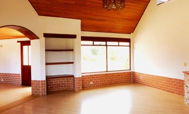 En Terreno plano con Hermosos Jardines y Zonas Verdes