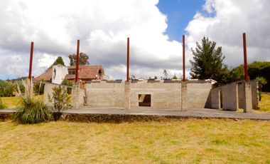 En Terreno plano con Hermosos Jardines y Zonas Verdes