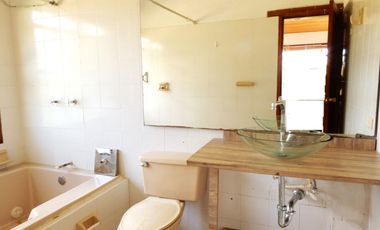 En Terreno plano con Hermosos Jardines y Zonas Verdes