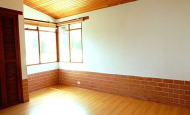 En Terreno plano con Hermosos Jardines y Zonas Verdes