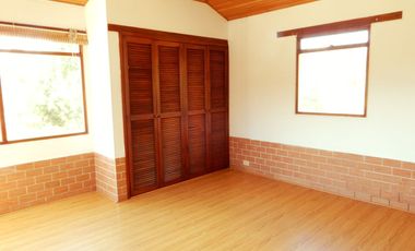 En Terreno plano con Hermosos Jardines y Zonas Verdes
