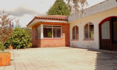 En Terreno plano con Hermosos Jardines y Zonas Verdes