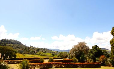 En Terreno plano con Hermosos Jardines y Zonas Verdes