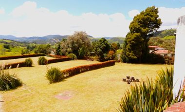 En Terreno plano con Hermosos Jardines y Zonas Verdes