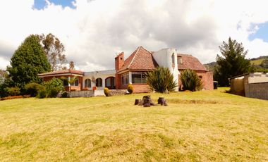 En Terreno plano con Hermosos Jardines y Zonas Verdes