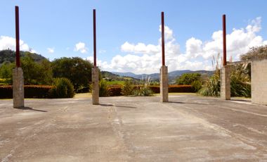 En Terreno plano con Hermosos Jardines y Zonas Verdes