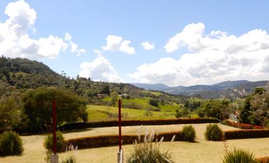 En Terreno plano con Hermosos Jardines y Zonas Verdes