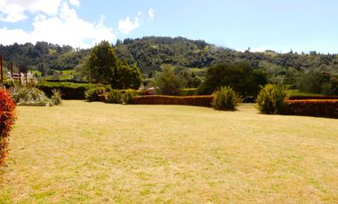 En Terreno plano con Hermosos Jardines y Zonas Verdes