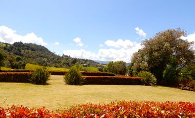 En Terreno plano con Hermosos Jardines y Zonas Verdes