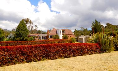 En Terreno plano con Hermosos Jardines y Zonas Verdes