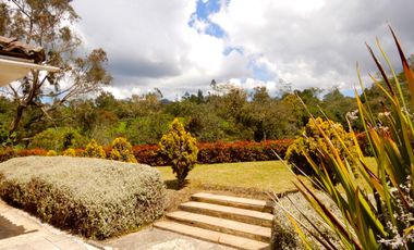 En Terreno plano con Hermosos Jardines y Zonas Verdes