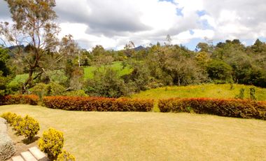 En Terreno plano con Hermosos Jardines y Zonas Verdes