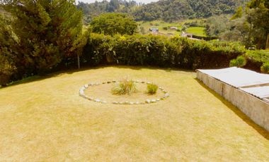 En Terreno plano con Hermosos Jardines y Zonas Verdes