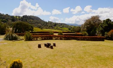 En Terreno plano con Hermosos Jardines y Zonas Verdes