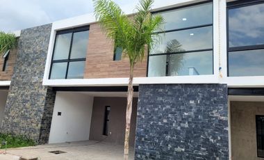 CASA CON ALBERCA EN OAXTEPEC MORELOS.