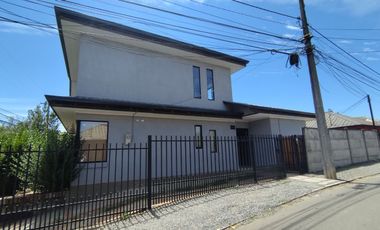 Se vende estupenda casa totalmente remodelada en excelente ubicación