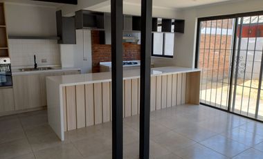 Se vende estupenda casa totalmente remodelada en excelente ubicación