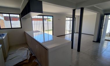 Se vende estupenda casa totalmente remodelada en excelente ubicación