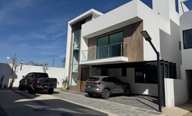 EXCLUSIVA  CASA EN VENTA, MODERNA CASA AMPLIA CON EXCELENTE UBICACIÓN EN LA EXCLUSIVA ZONA RESIDENCIAL DE METEPEC
