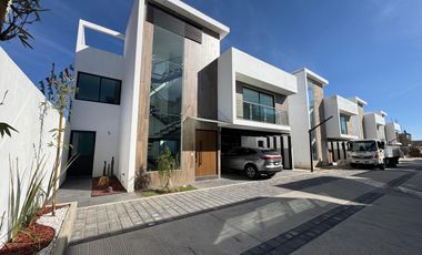 EXCLUSIVA  CASA EN VENTA, MODERNA CASA AMPLIA CON EXCELENTE UBICACIÓN EN LA EXCLUSIVA ZONA RESIDENCIAL DE METEPEC