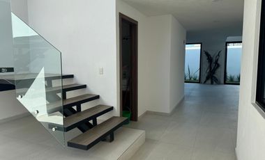 EXCLUSIVA  CASA EN VENTA, MODERNA CASA AMPLIA CON EXCELENTE UBICACIÓN EN LA EXCLUSIVA ZONA RESIDENCIAL DE METEPEC